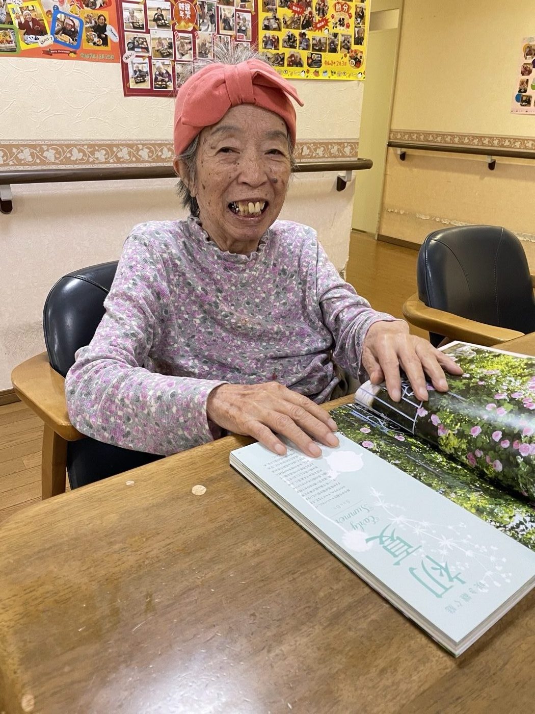 季節の本を手に笑顔の入居者さま